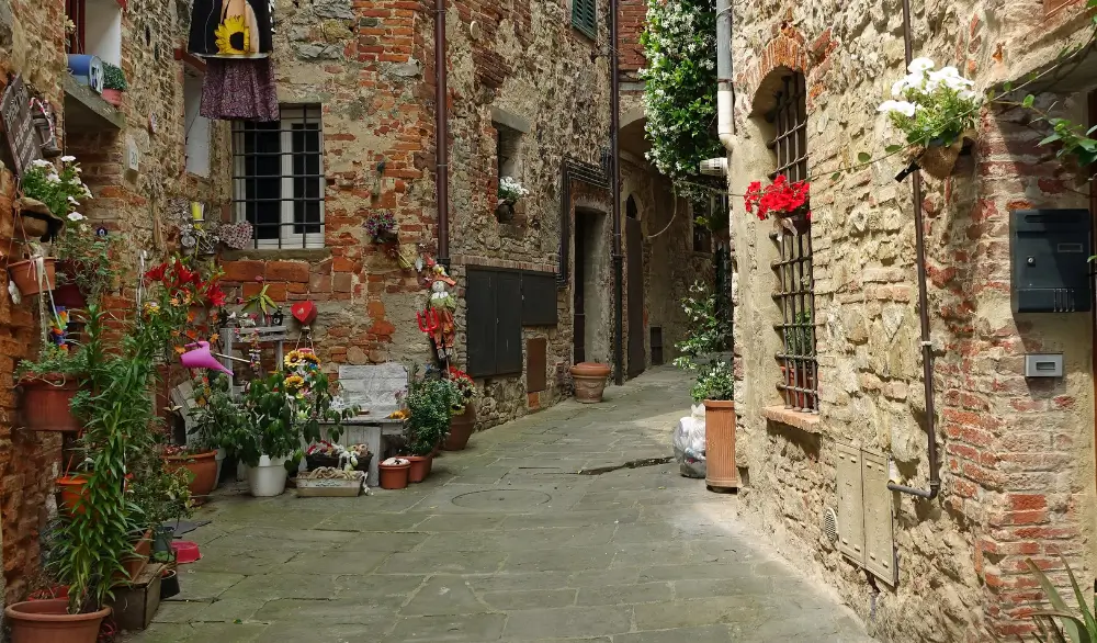 italiensk gränd stenhus by italien